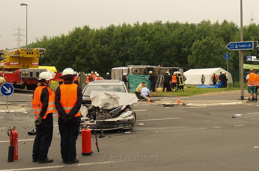 Schwerer Unfall mit Reisebus Lohmar Donrather Dreieck P398.JPG